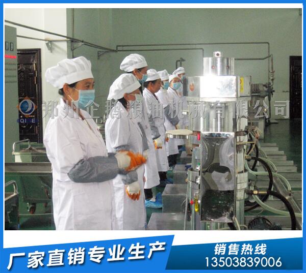 遼寧2噸核桃油生產(chǎn)線,企鵝油脂設(shè)備運(yùn)用自如(圖1) 核桃榨油生產(chǎn)線